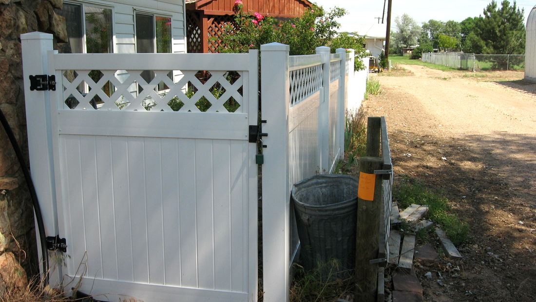White vinyl privacy fence with lattice top and gate
